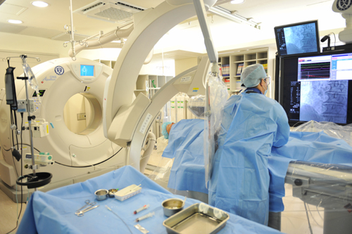 심장전용 Angio-CT 장비를 통해 환자를 시술하는 모습
