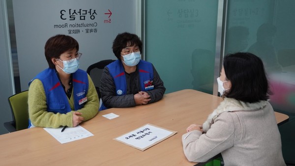 기자회견 후 노동조합은 서울시 시민건강국 팀장에게 ‘오세훈 서울시장 면담요청서’를 전달했다